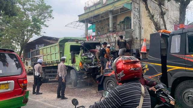 Tabrakan beruntun 8 kendaraan di Jalan Perintis Kemerdekaan, Cianjur, Rabu (2/8). Foto: Dok. kumparan