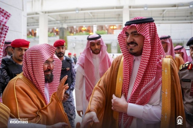 Wakil Emir Makkah Pangeran Badar bin Sultan (kanan) disambut Syeikh As-Sudais dalam prosesi pencucian Ka'bah, Rabu (2/8/2023). Foto: gph.gov.sa