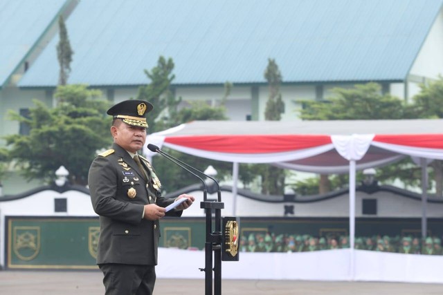 Jenderal Dudung lantik ribuan perwira TNI AD di Secapa TNI Bandung Foto: Dok. Puspen TNI