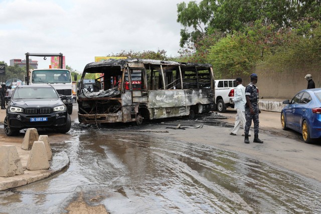 Kondisi bus angkutan umum yang terbakar di Mariste setelah pemimpin oposisi Ousmane Sonko ditahan, di Dakar, Senegal, Senin (31/7/2023). Foto: Ngouda Dione/Reuters