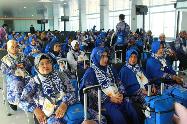 Penumpang penerbangan umrah dari Bandara Ahmad Yani Semarang ke Arab Saudi. Foto: Dok. Istimewa