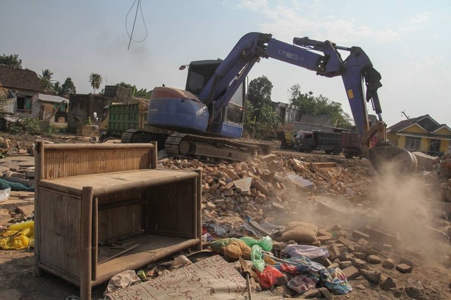 Pekerja menggunakan alat berat untuk meratakan lahan bekas rumah yang terdampak pembangunan tol di Mlati, Sleman, DI Yogyakarta, Rabu (2/8/2023). Foto: Hendra Nurdiyansyah/ANTARA FOTO