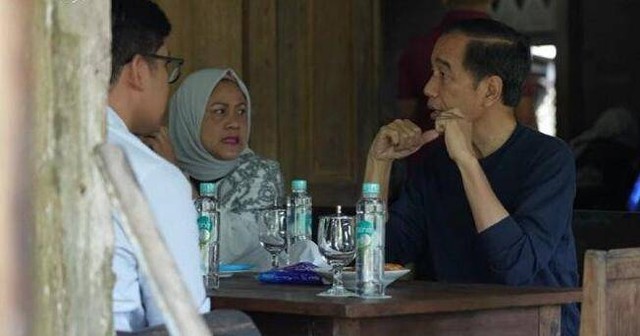 Presiden Joko Widodo dan keluarga saat makan di Warung Kopi Klotok Yogya pada Juni 2023 kemarin. Foto: Dok. Biro Pers, Media, dan Informasi Sekretariat Presiden