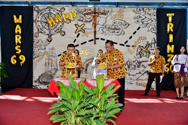 Foto : Perwakilan dari SMP Waringin dan SMA Trinitas sedang memotong tumpeng nasi kuning. Foto by: Panitia EMD YPII Bandung