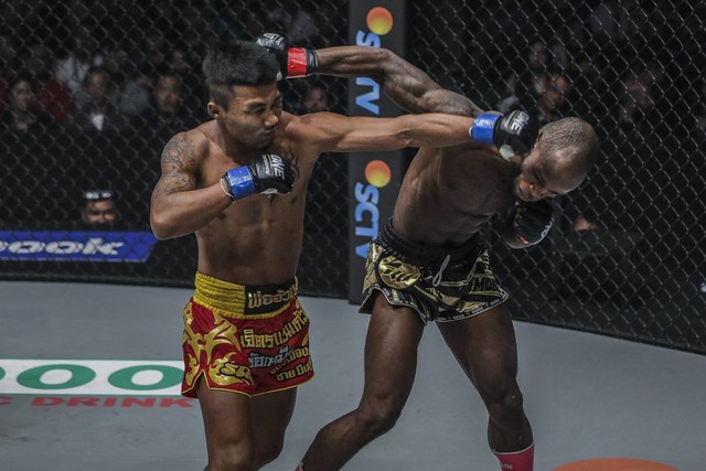 Rodtang Jitmuangnon (kiri) saat berhadapan dengan Sergio Wielzen dalam debutnya di Jakarta. Foto: ONE Championship