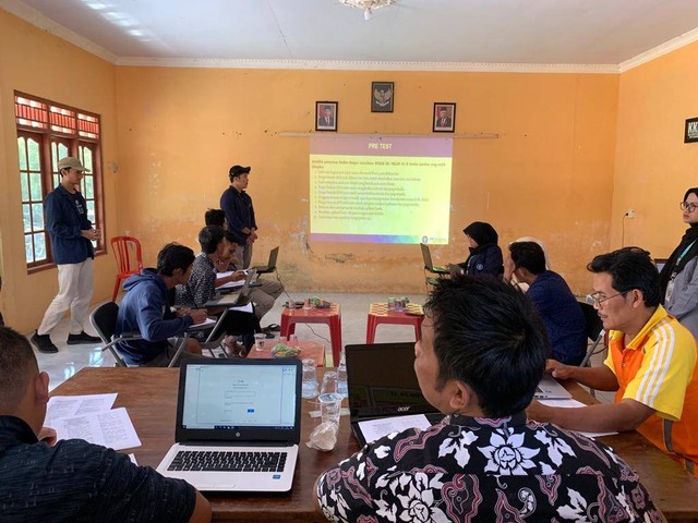 Mahasiswa KKN-T Inovasi IPB Tingkatkan Keterampilan IT Masyarakat Desa Tlogorejo