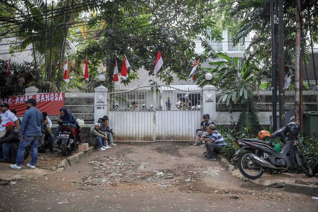 Suasana di depan rumah Guruh Soekarno jelang pengosongan oleh PN Jaksel, di kawasan Kebayoran Baru, Jakarta Selatan, Kamis (3/8/2023). Foto: Jamal Ramadhan/kumparan