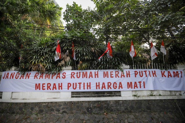 Spanduk yang terpasang di depan rumah Guruh Soekarno jelang pengosongan oleh PN Jaksel, di kawasan Kebayoran Baru, Jakarta Selatan, Kamis (3/8/2023). Foto: Jamal Ramadhan/kumparan