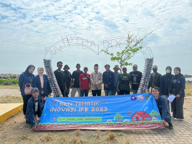 Mahasiswa KKN-T Inovasi PB Resmikan Ecobrick di Dadap Beach Display, Indramayu