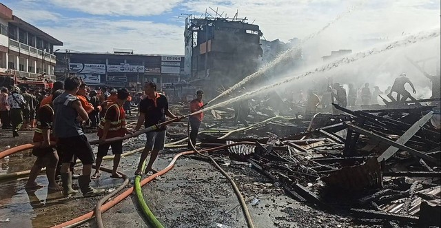 Petugas berupaya memadamkan api di Pasar Sungai Pinyuh. Foto: M Zain/Hi!Pontianak