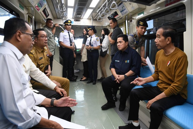 Presiden Joko Widodo (kanan) berbincang dengan Menteri BUMN Erick Thohir (kedua kanan), Menteri Perhubungan Budi Karya Sumadi (kiri) dan Gubernur Jawa Barat Ridwan Kamil (kedua kiri) saat naik LRT Jabodebek di Jakarta, Kamis (3/8/2023). Foto: Akbar Nugroho Gumay/ANTARA FOTO