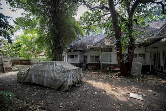 Suasana halaman rumah bagian sisi barat kediaman Guruh Soekarnoputra yang akan dieksekusi PN Jaksel, di Kawasan Kebayoran Baru, Jakarta Selatan, Kamis (3/8/2023). Foto: Jamal Ramadhan/kumparan