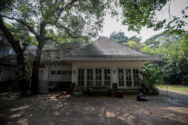 Suasana halaman rumah bagian sisi barat kediaman Guruh Soekarnoputra yang akan dieksekusi PN Jaksel, di Kawasan Kebayoran Baru, Jakarta Selatan, Kamis (3/8/2023). Foto: Jamal Ramadhan/kumparan