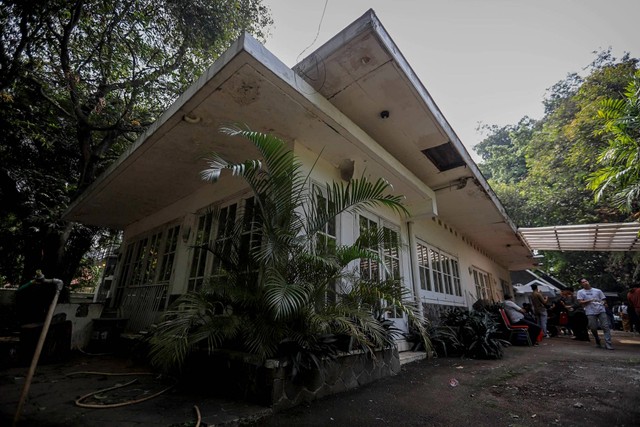 Suasana halaman rumah bagian sisi barat kediaman Guruh Soekarnoputra yang akan dieksekusi PN Jaksel, di Kawasan Kebayoran Baru, Jakarta Selatan, Kamis (3/8/2023). Foto: Jamal Ramadhan/kumparan