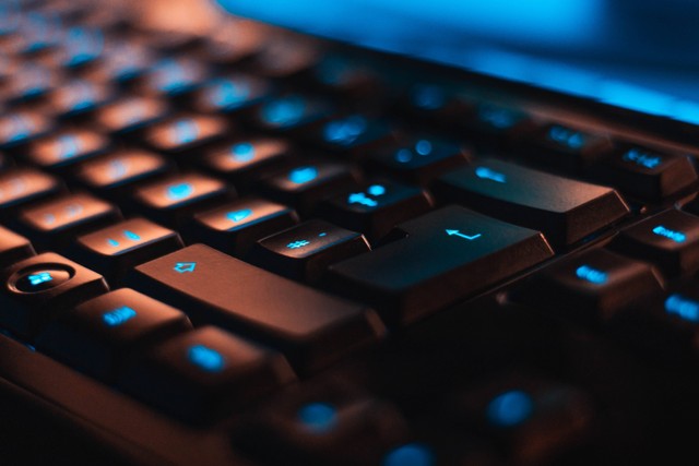 Ilustrasi Cara Menyalakan Lampu Keyboard. Foto: Unsplash/Christian Wiediger