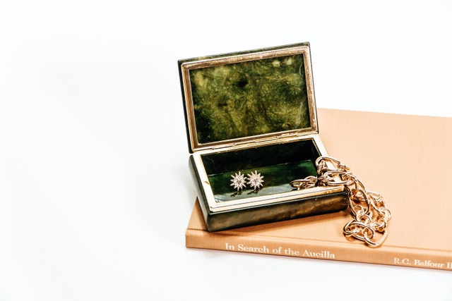 Ilustrasi Cara Membersihkan Perhiasan Emas. Unsplash/Timothy L Brock.