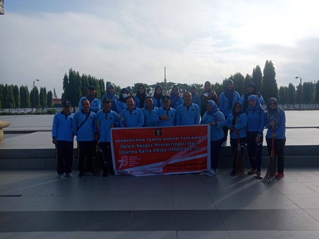 Rupbasan Palembang bersih-bersih Taman Makam Pahlawan