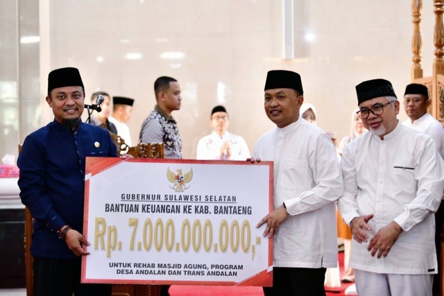 Gubernur Sulsel Andi Sudirman Sulaiman (kiri) menyerahkan bantuan keuangan tahun anggaran 2023 kepada Pemkab Bantaeng senilai Rp 7 miliar, Selasa (1/8/2023). Foto: Dok. Istimewa