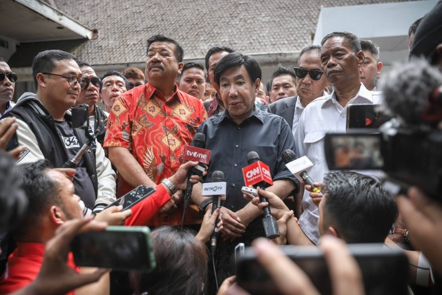 Guruh Soekarno memberi keterangan kepada wartawan di kediamannya yang akan disita PN Jaksel pada Kamis (3/8/2023). Foto: Jamal Ramadhan/kumparan