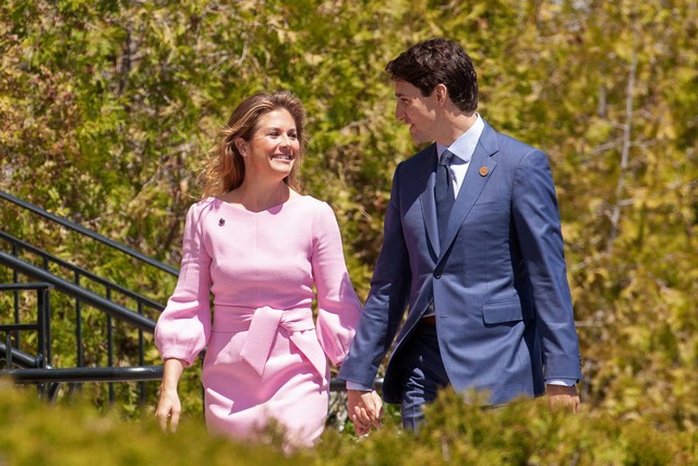 Perdana Menteri Kanada Justin Trudeau dan istrinya Sophie Gregoire Trudeau tiba untuk upacara penyambutan para pemimpin G7 pada hari pertama KTT di La Malbaie, Quebec, Kanada, 8 Juni 2018. Foto: Geoff Robins/AFP