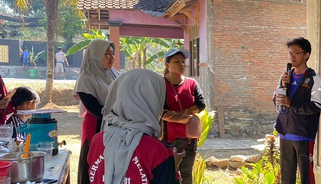 Penyampaian materi Cerdas Bermedia oleh mahasiswa KKN Undip (Dokumen pribadi).