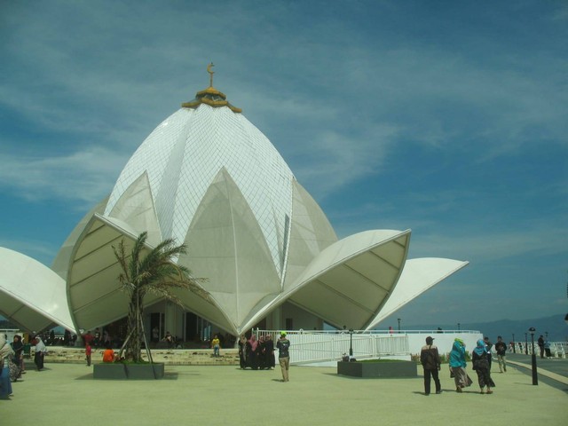 Tampak depan Masjid Al Kamil. Sumber: dokumen pribadi