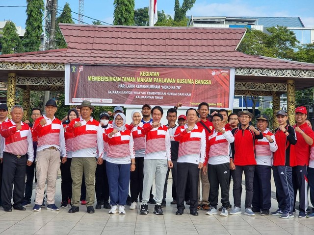 Jajaran Lapas Narkotika Samarinda Lakukan Bersih-Bersih Taman Makam Pahlawan. Dok oleh Humas LPN