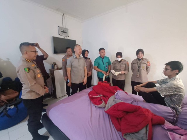 Dokkes Polri dan Polres Metro Jakarta Selatan kunjungi rumah Sultan Rifat Alfatih, mahasiswa korban jeratan kabel fiber optik. Foto: Dok. Istimewa