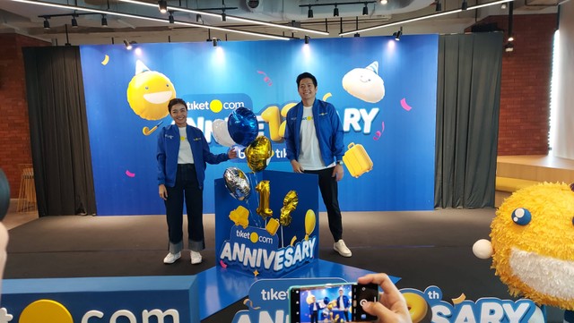 Co-Founder & Chief Marketing Officer tiket.com, Gaery Undarsa (tengah) dan VP Brand & Marketing tiket.com, Maria Risa Puspitasari (kiri) saat acara ulang tahun ke-12 tiket.com dengan tema BEBAS, Birthday ke Dua Belas" yang digelar di Jakarta. Foto: Gitario Vista Inasis/kumparan