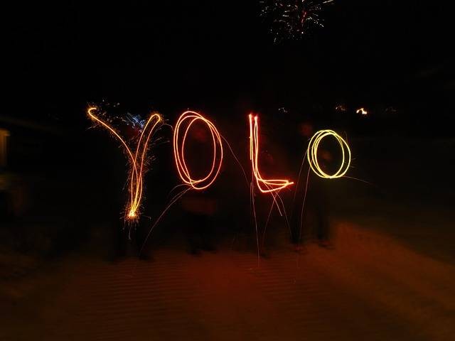 Ilustrasi YOLO adalah gaya hidup tidak sehat. Sumber: Pixabay.