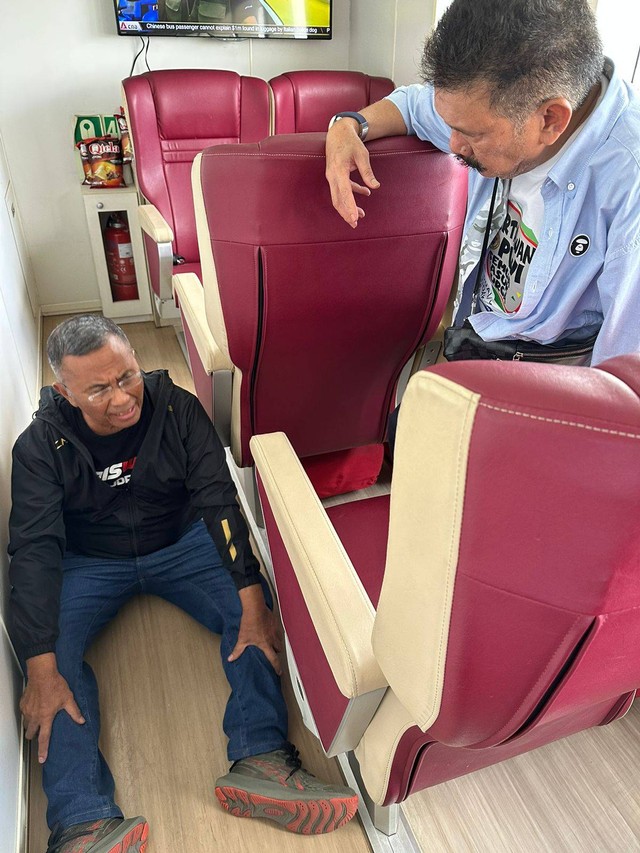 Stretching ala Dahlan Iskan  di Atas Ferry Batam-Singapore. Dokumen Pribadi