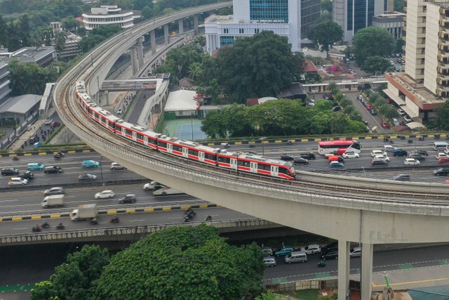 Kereta ringan atau Light Rail Transit (LRT) melintas di jembatan rel lengkung (longspan) LRT Kuningan, Jakarta, Rabu (2/8/2023).  Foto: Aditya Pradana Putra/ANTARA FOTO