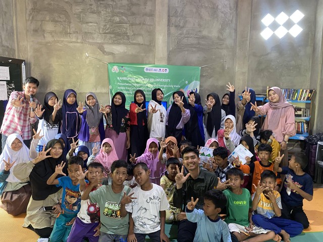 Tim PKM PM Kahirupark IPB adakan kegiatan coaching pengelolaan sampah bersama anak-anak Desa di Gedung Pendidik Nusa, Desa Benteng, Kab. Bogor pada Sabtu (15/7/2023). (Foto: Dokumen/Tim PKM Kahirupark)