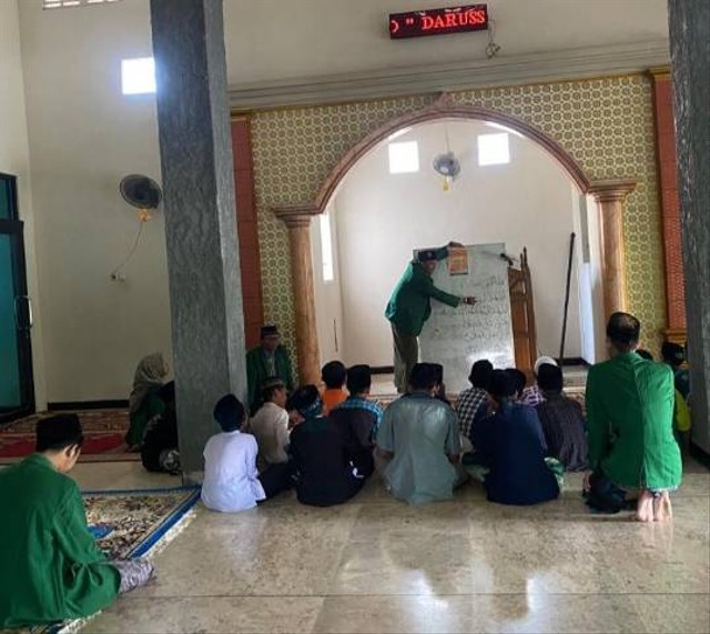 Suasana pelatihan Adzan di Masjid Darussalam bersama Santri se-desa Kemiri. Foto: Dokumentasi Mahasiswa IAIN Kediri kelompok 78.