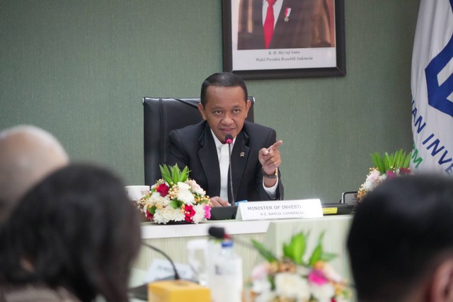Pertemuan Menteri Investasi Bahlil Lahadalia dan CEO LG Energy Solution Young Soo Kwon, bersama Dubes Indonesia untuk Korea Selatan, dan sejumlah perusahaan BUMN Kementerian Investasi, Jakarta, Kamis (3/8/2023). Foto: Dok. Kementerian Investasi