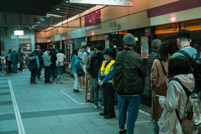 Ilustrasi contoh inconvenient causal crowds (Pexels)