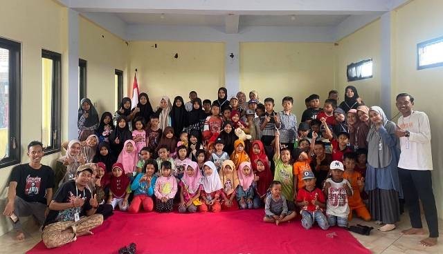 Foto bersama Anak-anak se-Desa Kemiri di Balai Desa setelah pelaksanaan Nobar film Luca