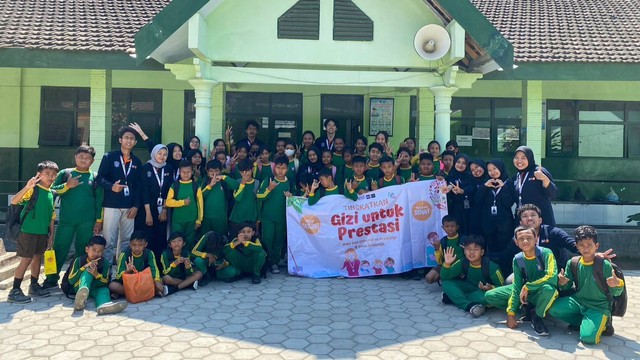 Mahasiswa program MMD kelompok 840 UB bersama sebagian Murid SDN Bulakrejo, Kabupaten Madiun