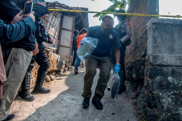 Tim penyidik membawa barang bukti yang ditemukan saat olah tempat kejadian perkara (TKP) rumah terduga teroris di Trayu, Banyudono, Boyolali, Jawa Tengah, Jumat (4/7/2023). Foto: Aloysius Jarot Nugroho/ANTARA FOTO