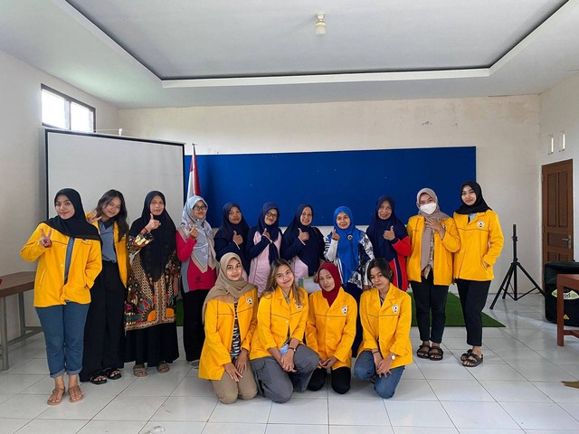 Gambar 1. Penulis, Ketua PKK Ibu Dwi Lestari, Kader PKK Desa Kradenan, dan mahasiswa KKN Universitas Tidar Usai Kegiatan Sosialisasi Digital Parenting Sumber: Dokumen Pribadi
