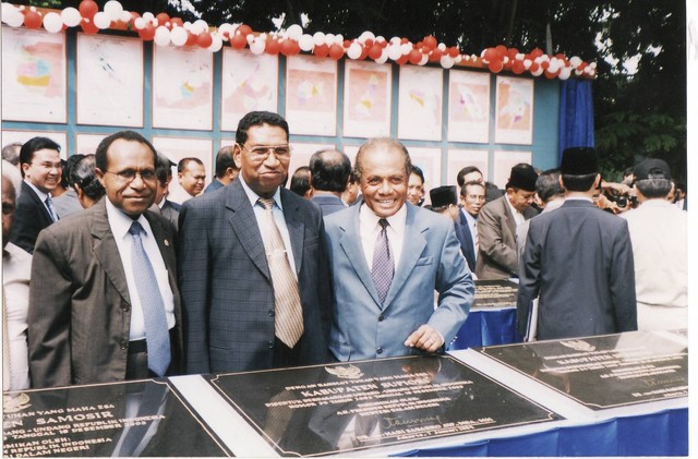 Drs. Joseph Amsamsyum (tengah) mewakili IKBS hadir dalam peresmian 24 kabupaten baru oleh Menteri Dalam Negeri di Jakarta pada tanggal 7 Januari 2004. (Foto oleh IKBS)