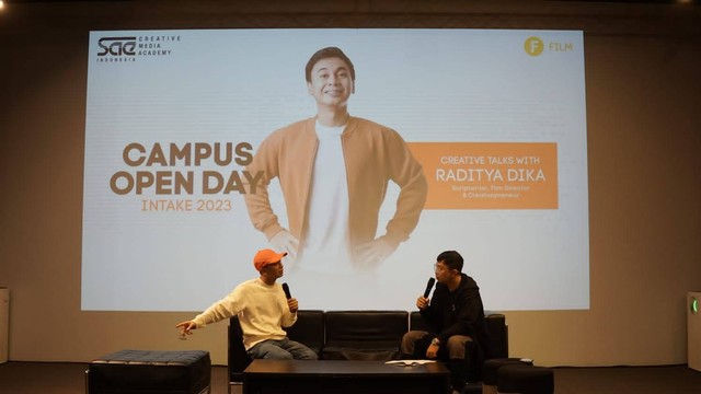 Raditya Dika menjadi pembicara dalam acara Campus Open Day yang digelar SAE Indonesia. Foto: Dok. Istimewa