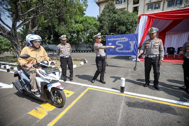 Peserta uji coba mengikuti uji coba praktik mengemudi dalam pembuatan SIM motor di Satpas SIM Daan Mogot, Jakarta Barat, Jumat (4/8/2023). Foto: Jamal Ramadhan/kumparan