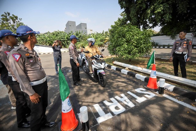 Peserta uji coba mengikuti uji coba praktik mengemudi dalam pembuatan SIM motor di Satpas SIM Daan Mogot, Jakarta Barat, Jumat (4/8/2023). Foto: Jamal Ramadhan/kumparan