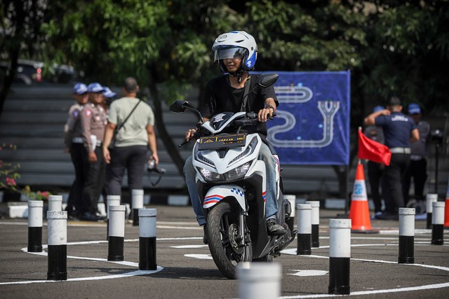 Peserta uji coba mengikuti uji coba praktik mengemudi dalam pembuatan SIM motor di Satpas SIM Daan Mogot, Jakarta Barat, Jumat (4/8/2023).
 Foto: Jamal Ramadhan/kumparan