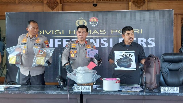 Karo Penmas Polri Brigjen Ahmad Ramadhan merilis kasus penangkapan lima terduga terorisme di Kabupaten Sukoharjo dan Boyolali, Jawa Tengah.   Foto: Dok. kumparan