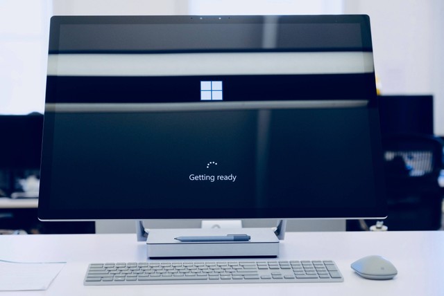 Ilustrasi Cara Install Aplikasi di Laptop Windows 11. Foto: Unsplash/Johny Vino