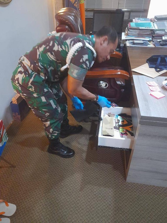 22 Penyidik Puspom TNI dan 8 KPK Geledah Kantor Basarnas Foto: Puspom TNI