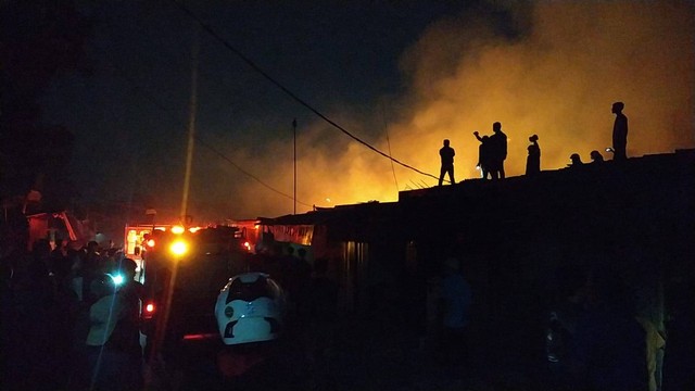 Kebakaran di Pasar Sadang Serang, Kota Bandung.  Foto: Rachmadi Rasyad/kumparan