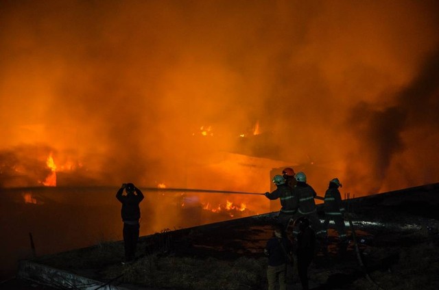 Petugas Dinas Kebakaran dan Penanggulangan Bencana (DKPB) Kota Bandung memantau kobaran api di Pasar Sadang Serang, Bandung, Jawa Barat, Jumat (4/8/2023).  Foto: Novrian Arbi/ANTARA FOTO